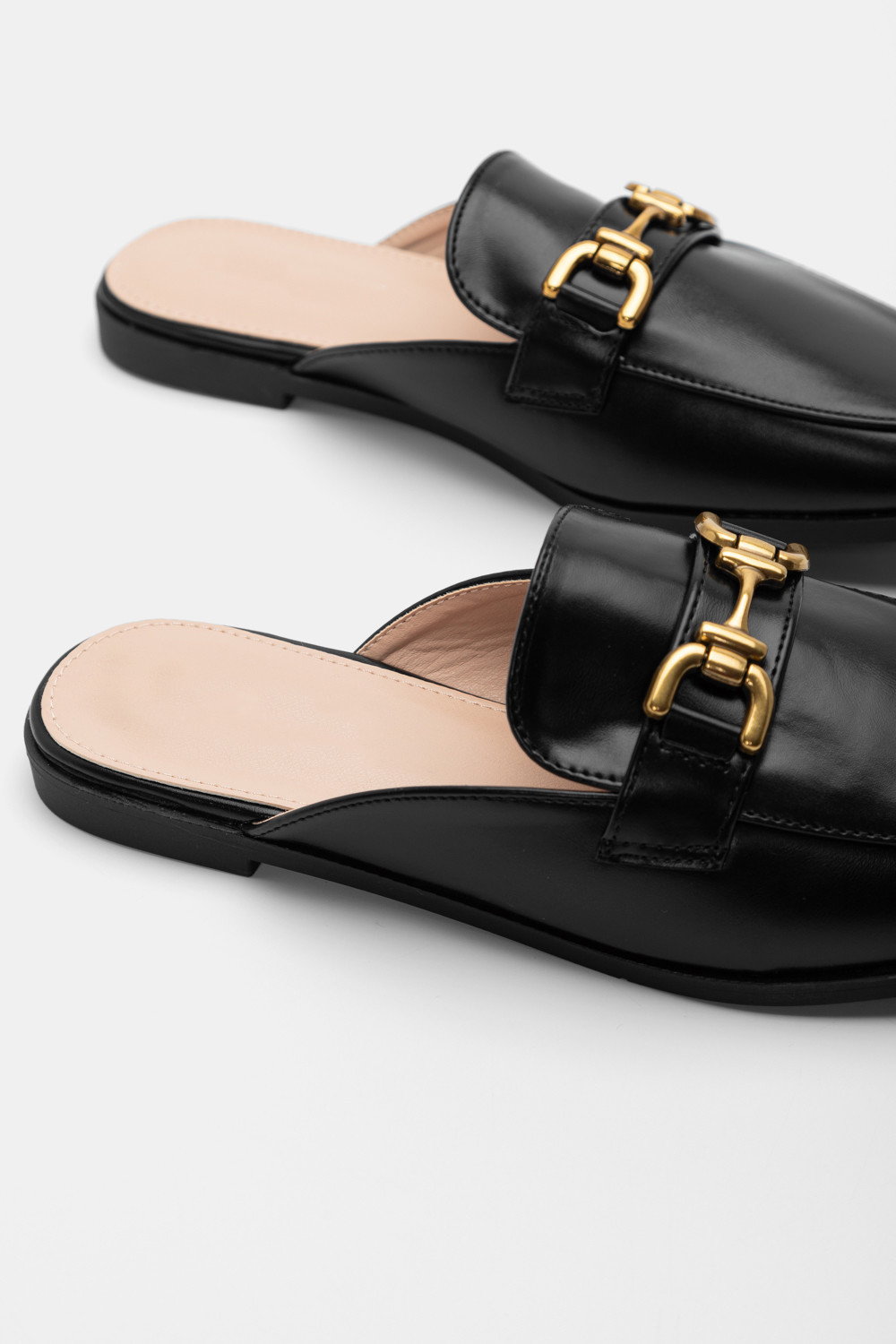 mules-loafers-me-diakosmitiki-agkrafa-101901-ty35