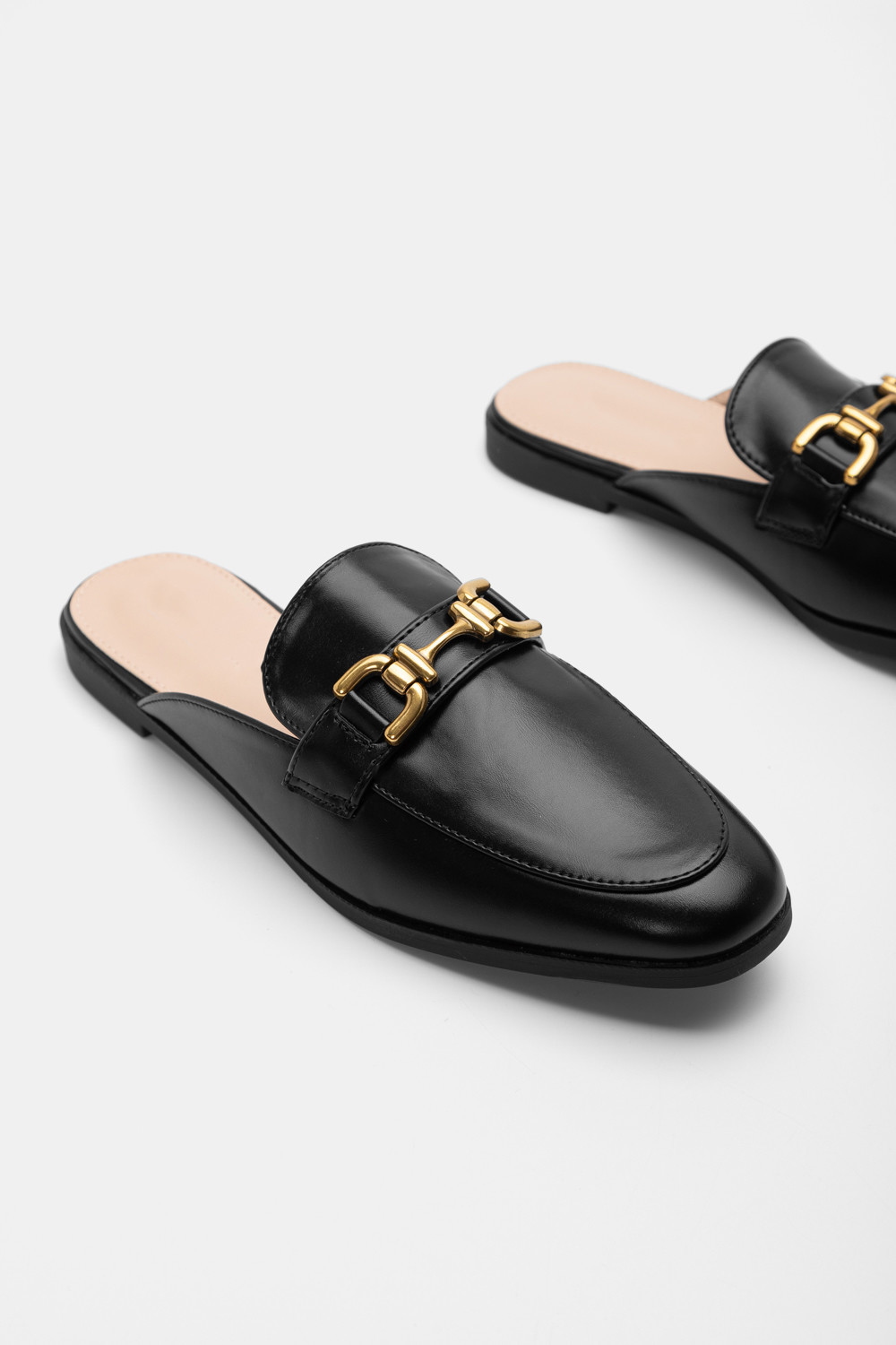 mules-loafers-me-diakosmitiki-agkrafa-101901-yshw