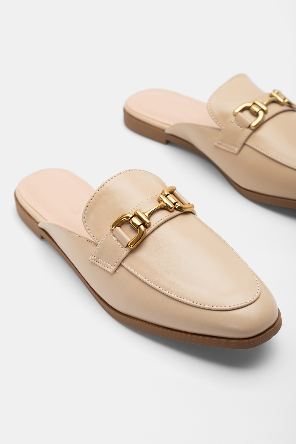 mules-loafers-me-diakosmitiki-agkrafa-101903-1k9f