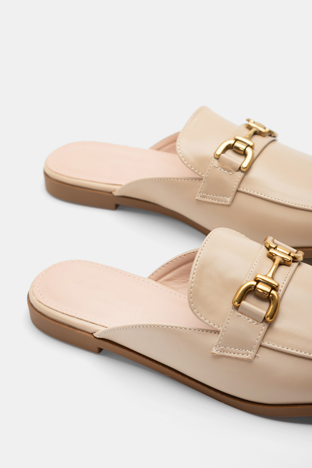 mules-loafers-me-diakosmitiki-agkrafa-101903-lszh